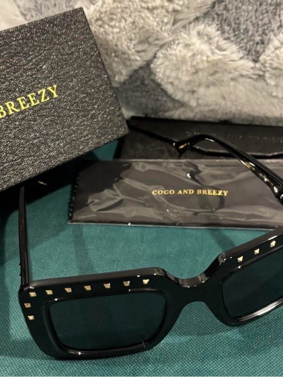 Coco and Breezy Black Box with Gold Logo - Picture 3 of 4